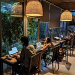 Khách hàng làm việc